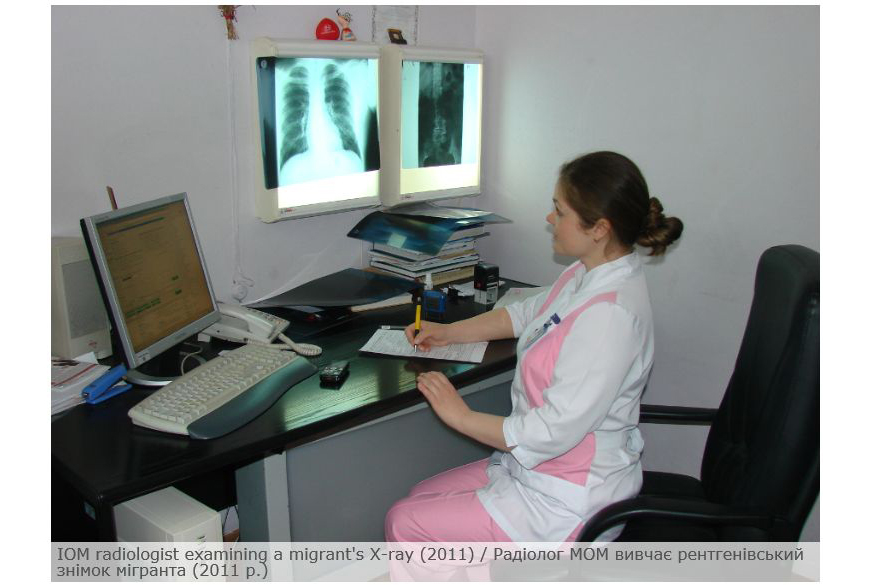 фото процесса получения теста на туберкулёз для визы в Великобританию Радиолог МОМ изучает ренгеновский снимок мигранта - UK Visa