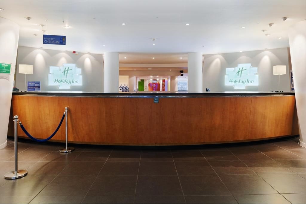 фото Holiday Inn Edinburgh reception картинка Holiday Inn Edinburgh reception