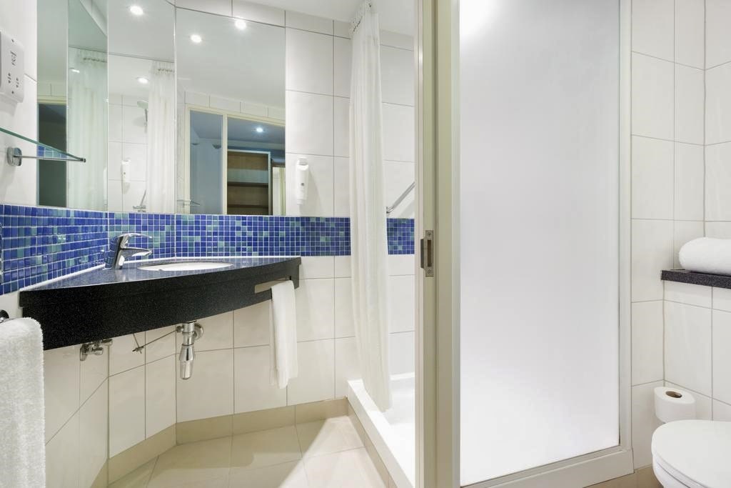 фото Holiday Inn Express Southampton bathroom картинка Holiday Inn Express Southampton bathroom