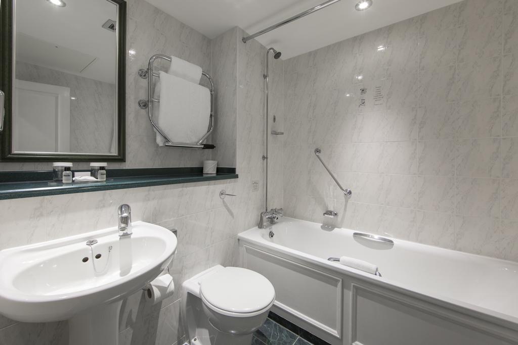 картинка Thistle City Barbican London bathroom фото Thistle City Barbican London bathroom